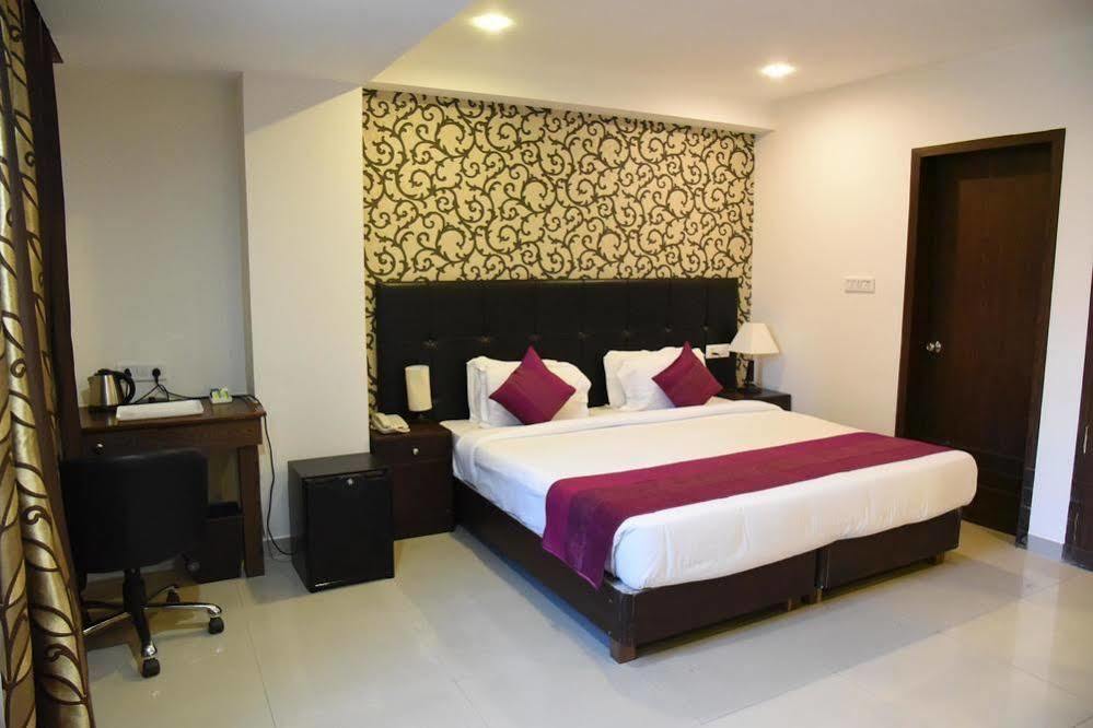 Oyo Premium Railway Station Patna Hotel Patna  Buitenkant foto